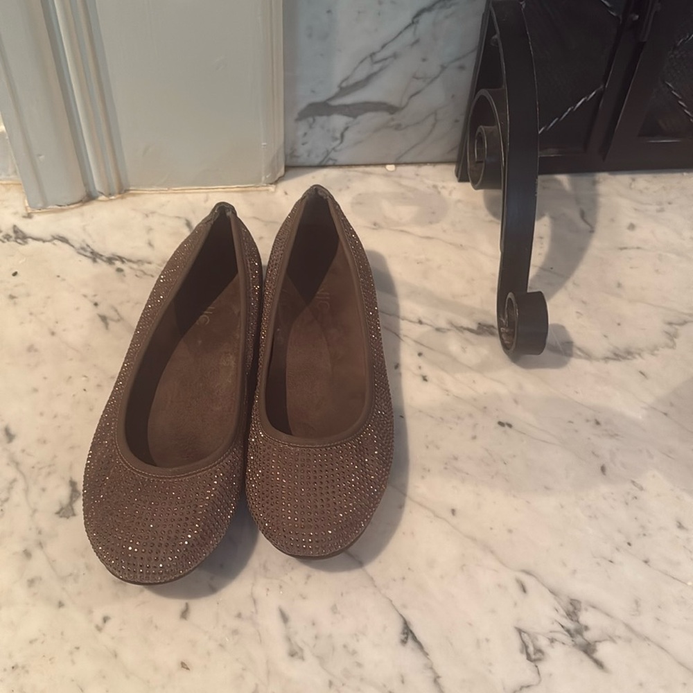Vionic Spark Willow Flats. Taupe Size 6
